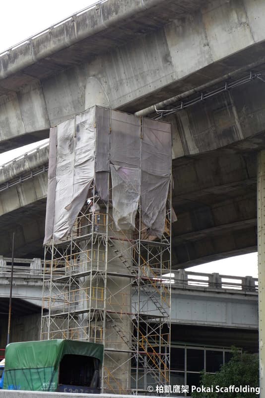 大型公共工程橋樑主體與橋墩維護修繕的高空鷹架搭設現場照