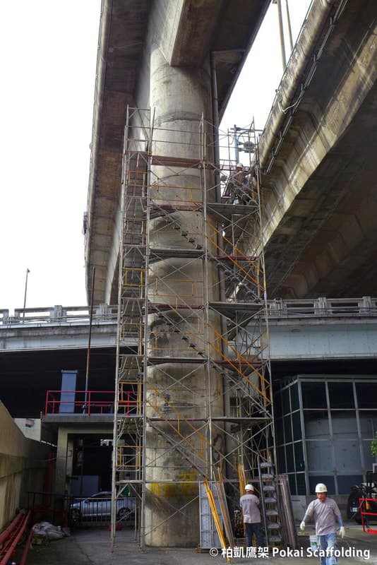 大型公共工程橋樑主體與橋墩維護修繕的高空鷹架搭設現場照