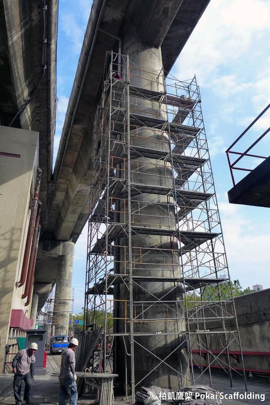 大型公共工程橋樑主體與橋墩維護修繕的高空鷹架搭設現場照