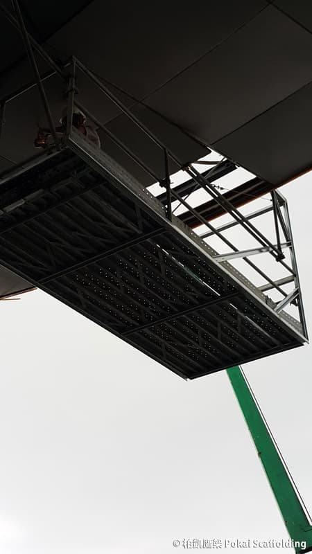 台灣中油大樓外牆的高難度懸吊式特殊鷹架與安全護籠搭設工程照