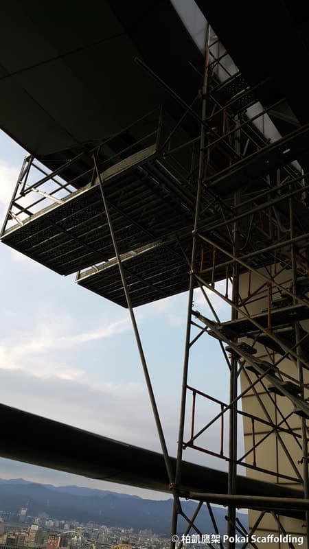 台灣中油大樓外牆的高難度懸吊式特殊鷹架與安全護籠搭設工程照