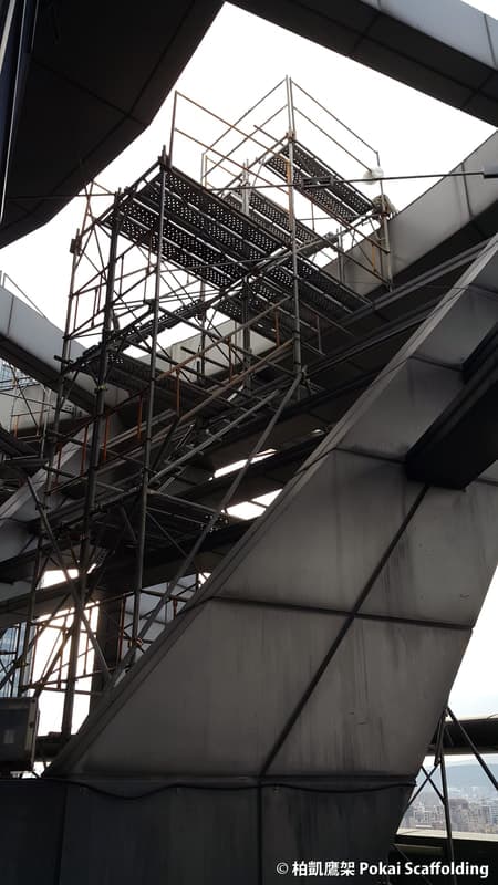 台灣中油大樓外牆的高難度懸吊式特殊鷹架與安全護籠搭設工程照