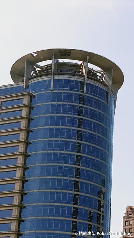 台灣中油大樓外牆的高難度懸吊式特殊鷹架與安全護籠搭設工程照