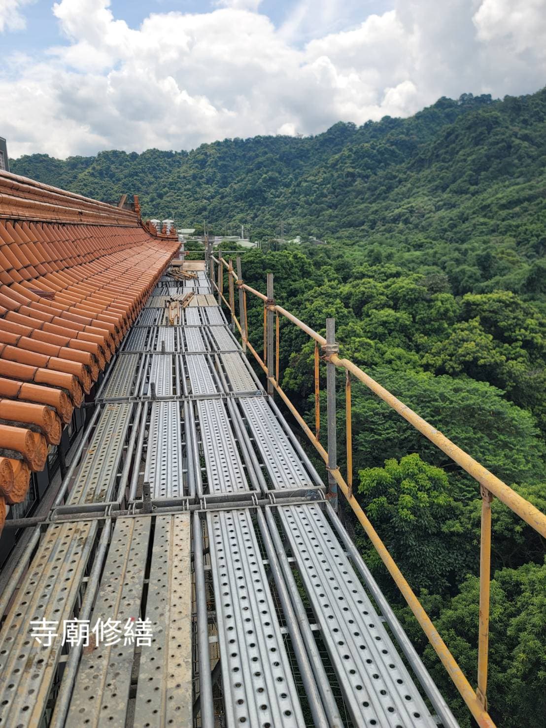 柏凱鷹架工程於三峽金光明寺屋簷修繕工程現場，架設穩固的系統式施工架走道與防護欄杆。