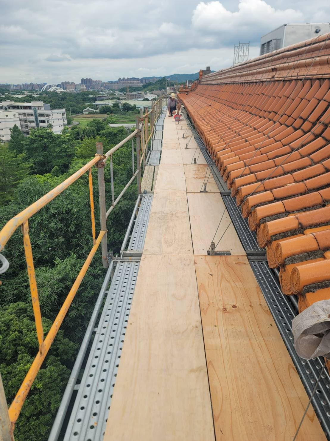 金光明寺高處維修平台，柏凱鷹架提供高承載、防滑的系統踏板，確保施工人員在陡峭屋頂作業時的安全性。