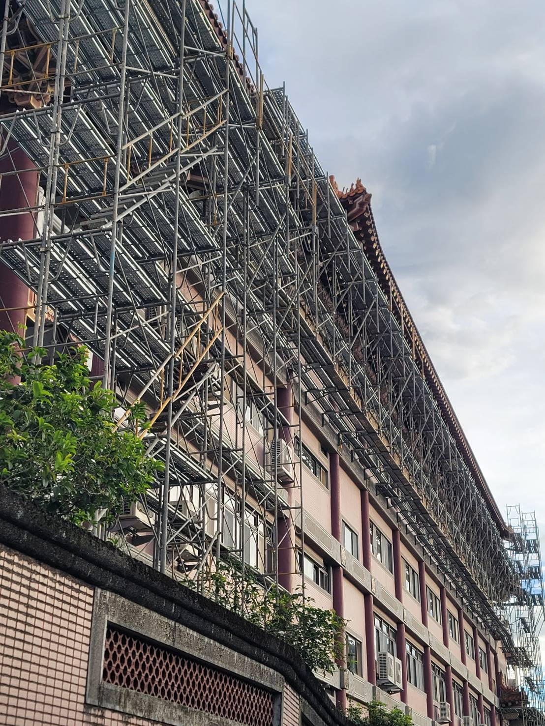 柏凱鷹架工程為三峽金光明寺外牆佈建之大規模系統式施工架，展現立體結構搭設的專業實力。