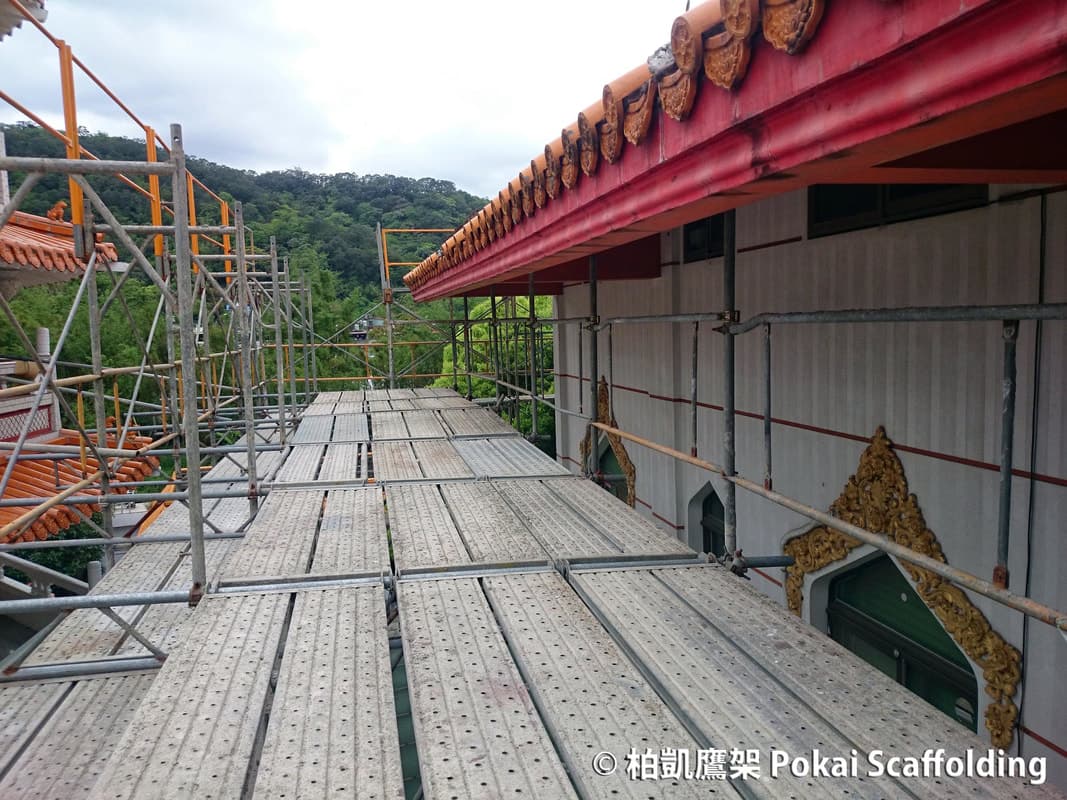 新竹關西潮音禪寺泰式建築風格修繕與屋頂維護的鷹架搭設外觀照