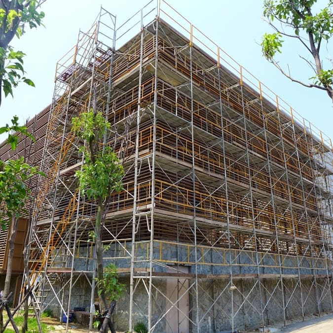 林口長庚紀念醫院質子暨放射治療中心新建工程專用的重型營建施工架與防護網搭設照