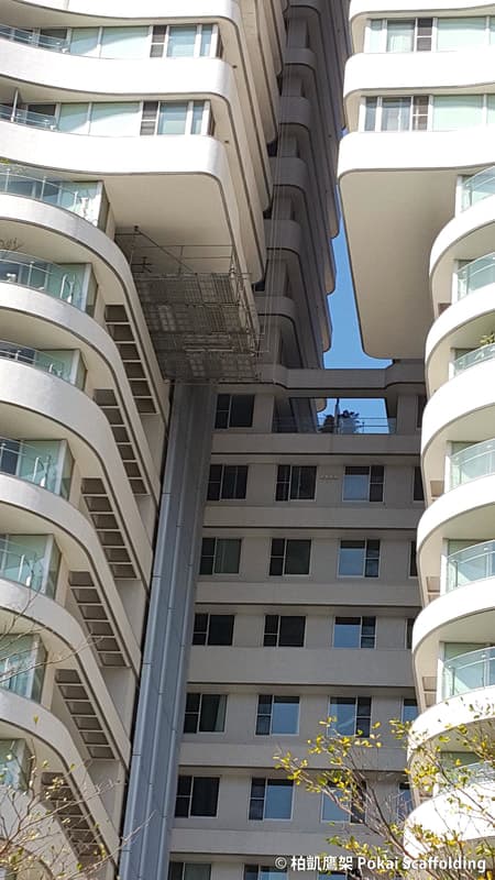林口文化二路現代大樓高樓層雙塔挑空區的懸吊式特殊鷹架作業平台