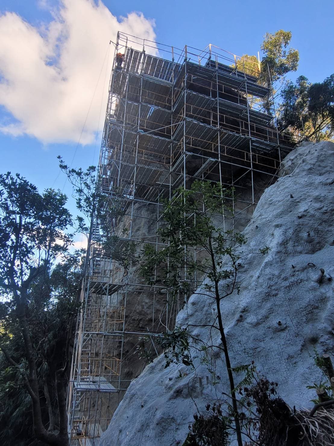 七堵區邊坡維護鷹架結構細節，柏凱鷹架針對山區高低落差地形，建構出穩固的多層階梯式作業空間。