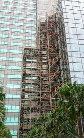 新北市政府行政大樓複雜建築外觀與圓弧結構的外牆維護鷹架搭設照