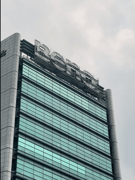 BenQ 總部大樓樓頂招牌維護，專業高空系統式鷹架搭設，確保高抗風與施工安全。