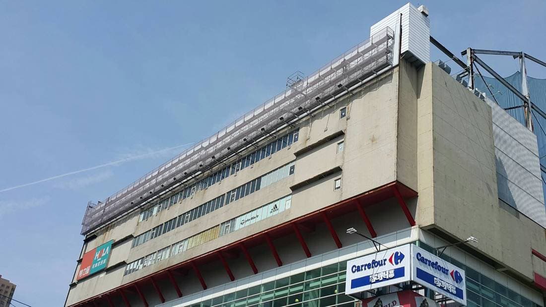 家樂福大型量販店樓頂外牆維護與修繕的特殊高空鷹架搭設現場照