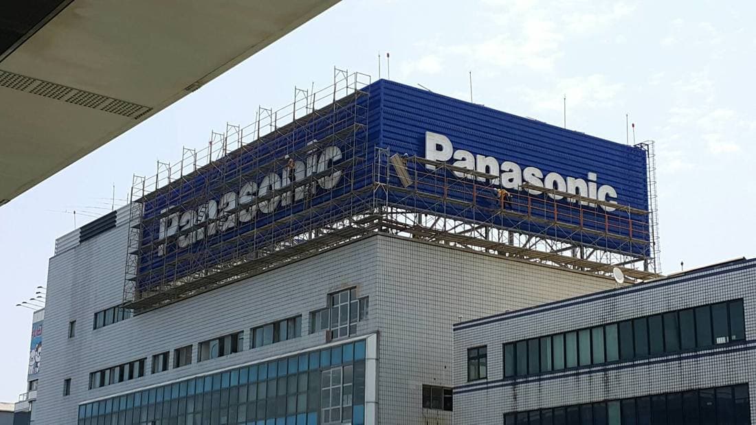 五股工業區 Panasonic 廠房高樓層頂端大型招牌更新的特殊鷹架搭設現場照
