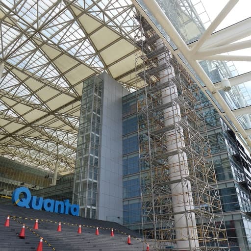 廣達電腦總部大樓外部大型圓柱結構維修專用的環繞式特殊鷹架搭設照