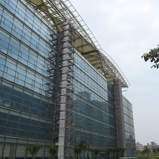 廣達電腦總部大樓外部大型圓柱結構維修專用的環繞式特殊鷹架搭設照