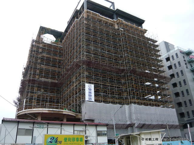 新北市七星農田水利會大樓新建工程專用的重型營建施工架與防護網搭設照