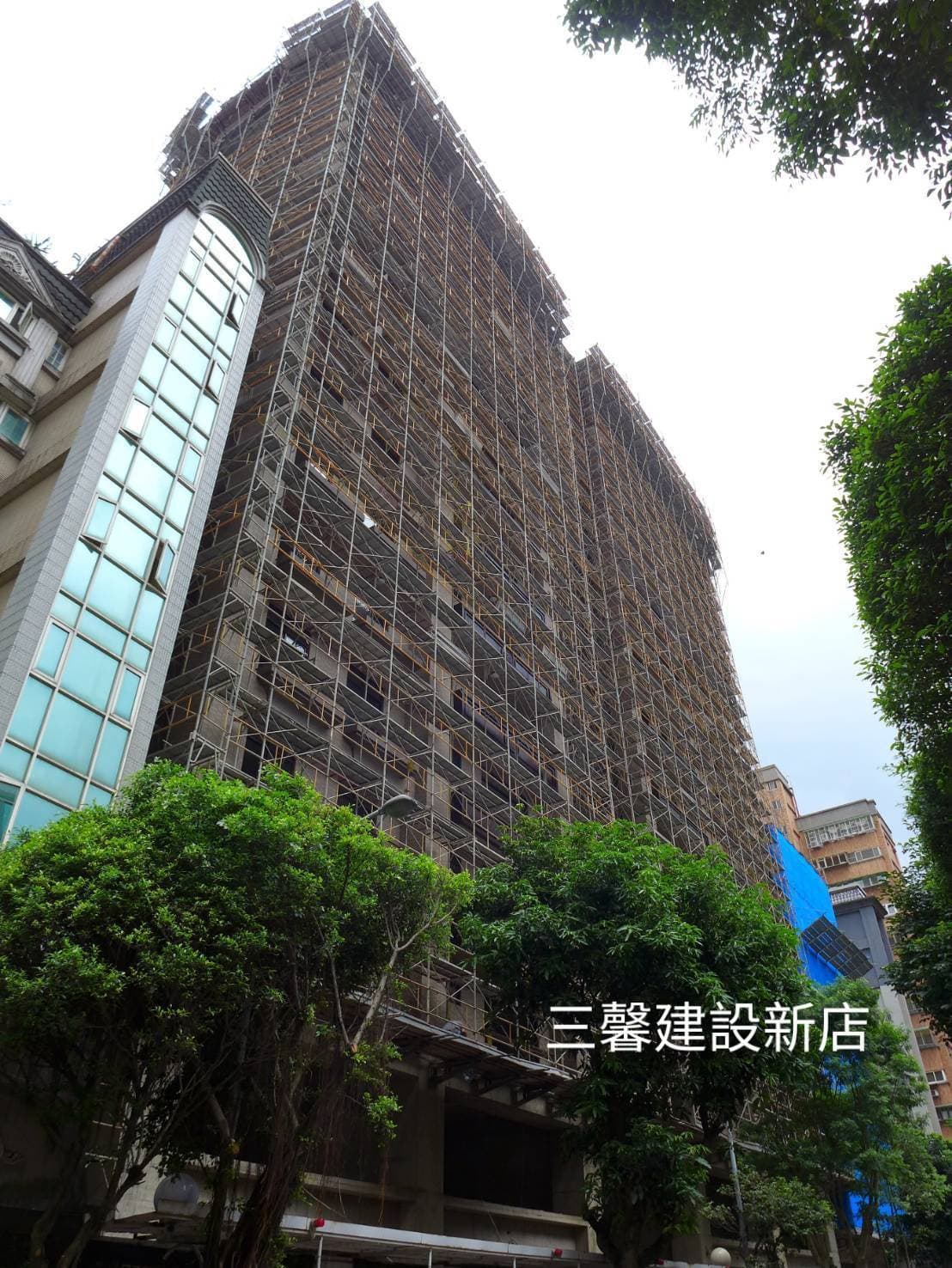 柏凱鷹架工程於新店三馨建設建案現場，在超高層大樓外牆搭設的大規模系統式施工架，展現壯觀的工程規模與嚴密的工安防護。