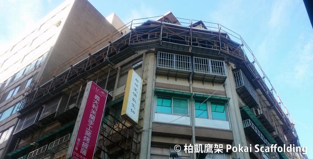 四平街商圈轉角舊大樓外牆修繕專用的懸吊式特殊鷹架搭設實績