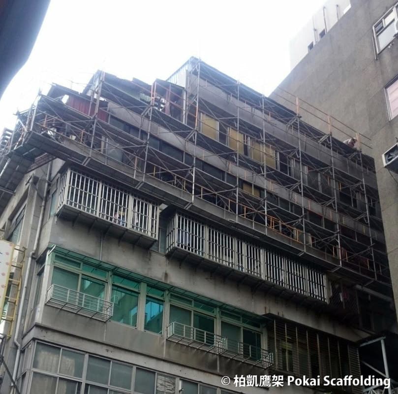 四平街商圈轉角舊大樓外牆修繕專用的懸吊式特殊鷹架搭設實績