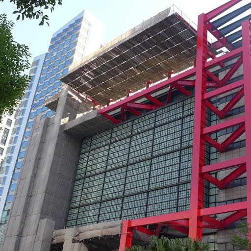 台北新光三越 A8 百貨紅色鋼結構除鏽專用的高空作業平台與安全防護鷹架照