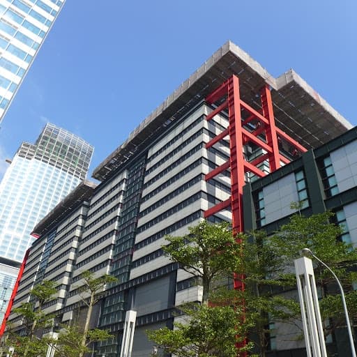 台北新光三越 A8 百貨紅色鋼結構除鏽專用的高空作業平台與安全防護鷹架照