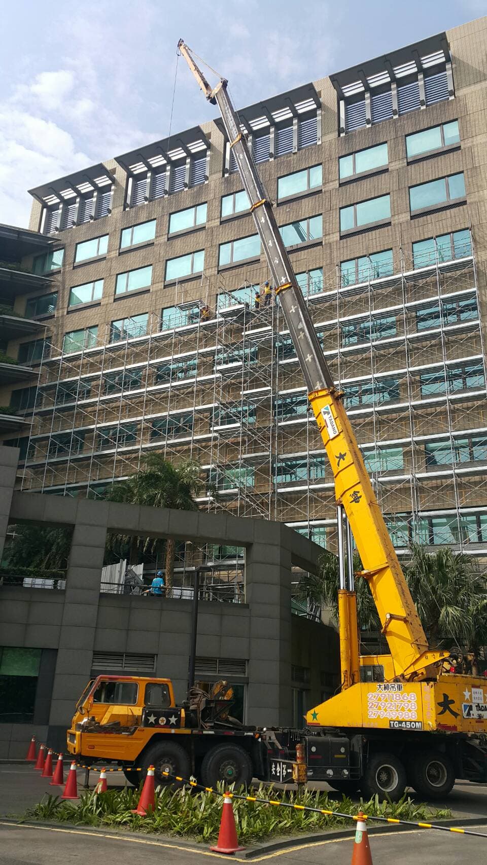 桃園長庚紀念醫院大型外牆維修與拉皮鷹架工程搭配吊車作業現場照