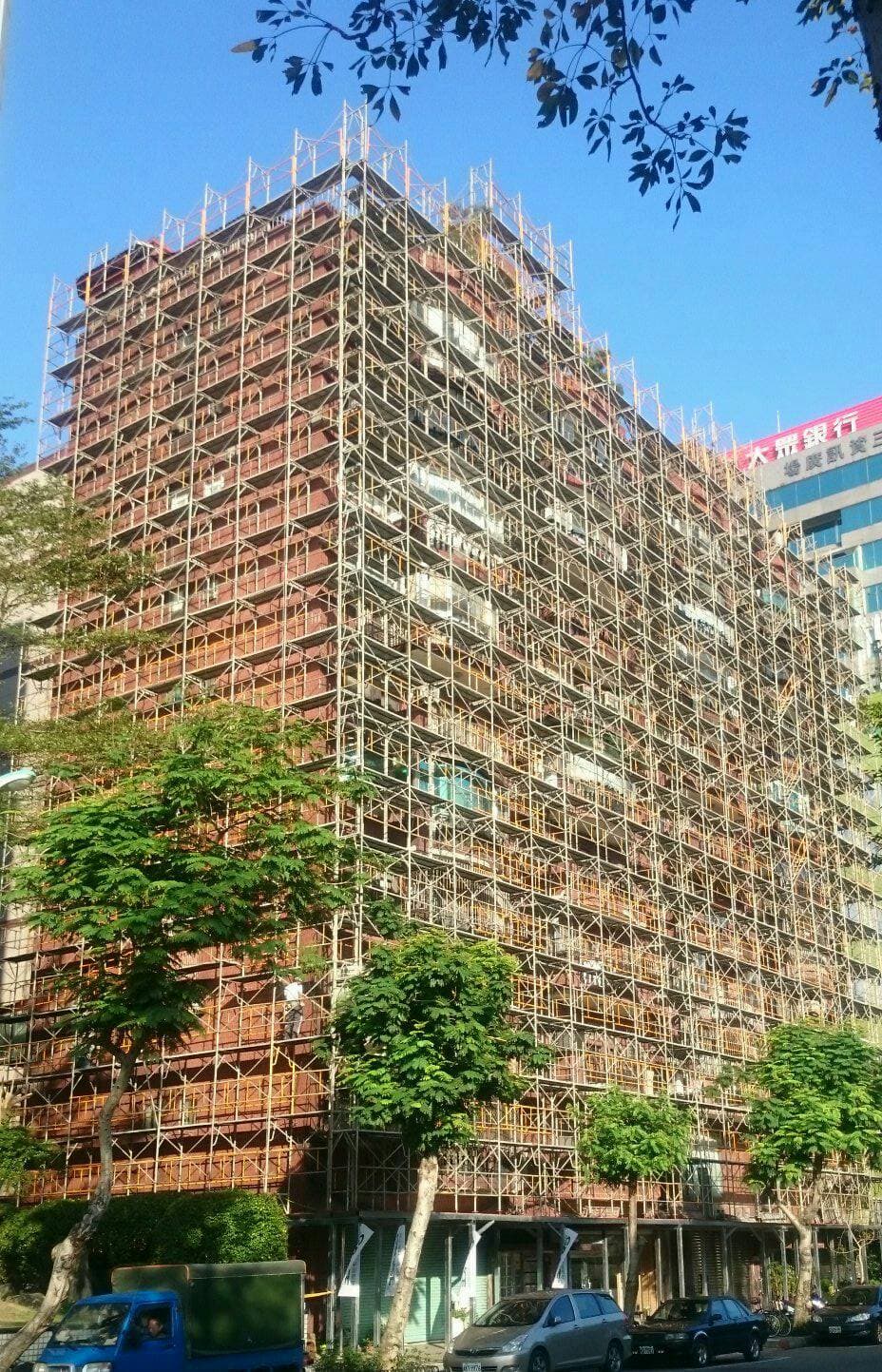 台北建國北路天星大廈高樓層外牆拉皮與老屋更新的鷹架整體防護搭設照