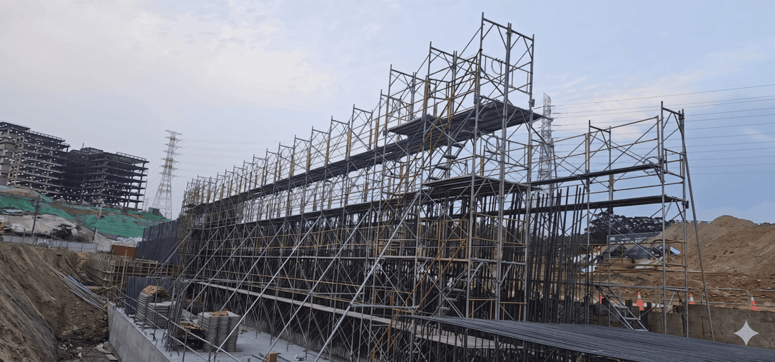 柏凱鷹架工程於台積電 F20 廠區擋土牆施工現場，架設之大規模重型支撐系統鷹架與多層安全工作平台。