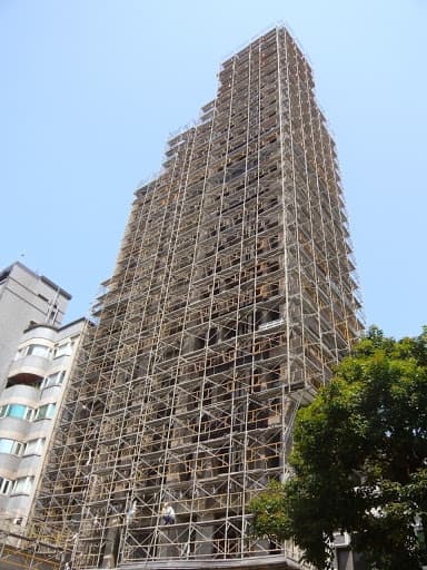 新店中央五街三馨營造新建大樓高樓層營建施工架與外牆防護包覆照