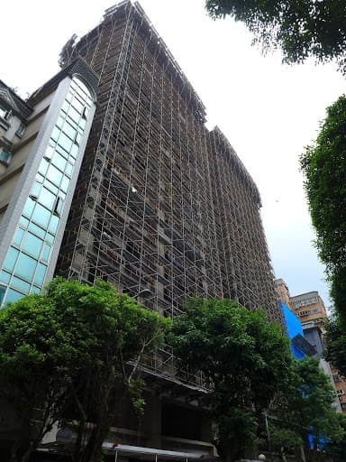 新店中央五街三馨營造新建大樓高樓層營建施工架與外牆防護包覆照