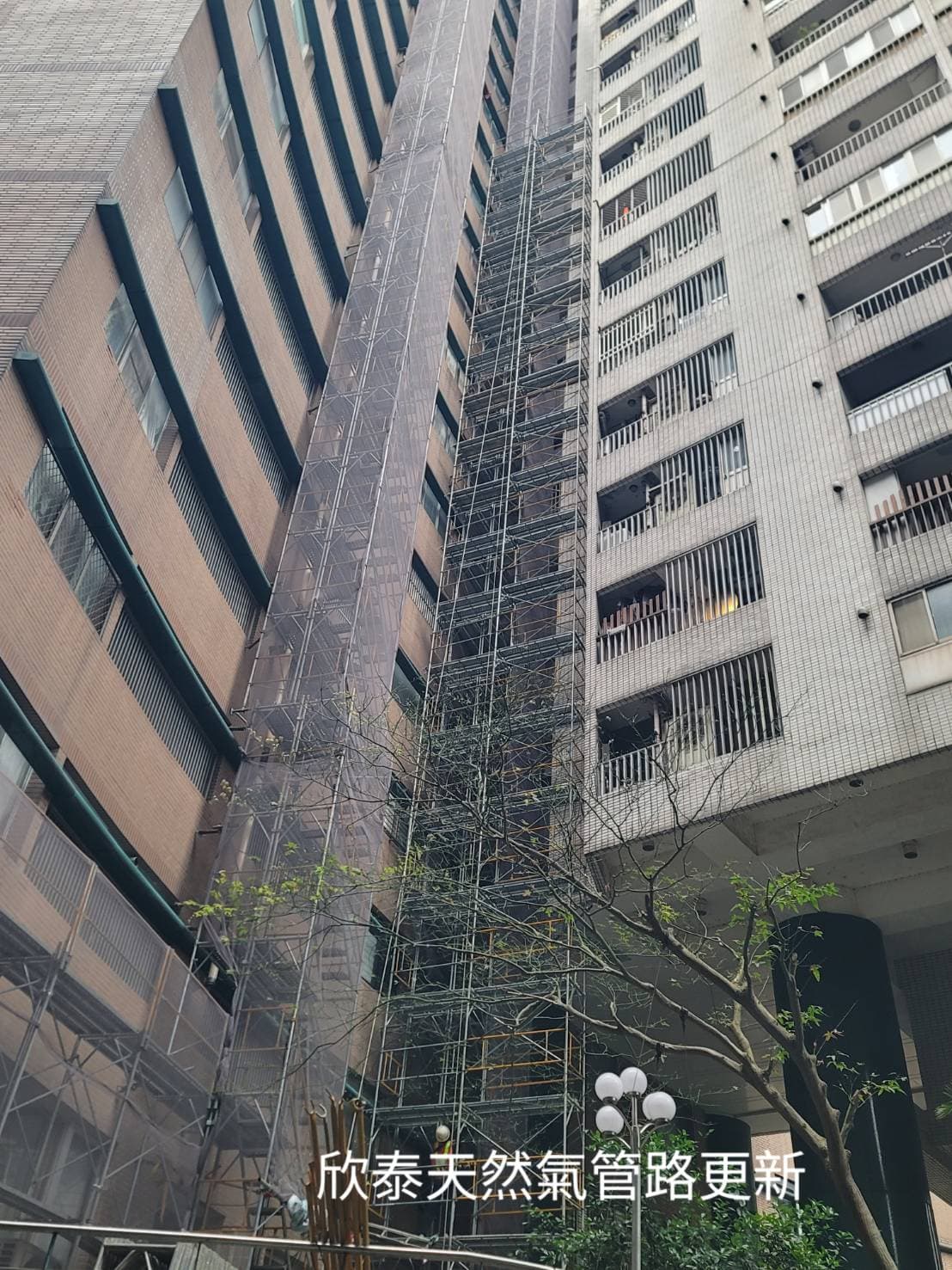 柏凱鷹架工程為欣泰天然氣管路更新專案，在大樓天井狹小空間架設的高層系統施工架與全密封式防護網。