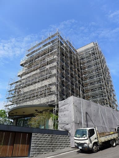 中山北路精品大樓新建案營造工程專用的重型外牆防護鷹架搭設照