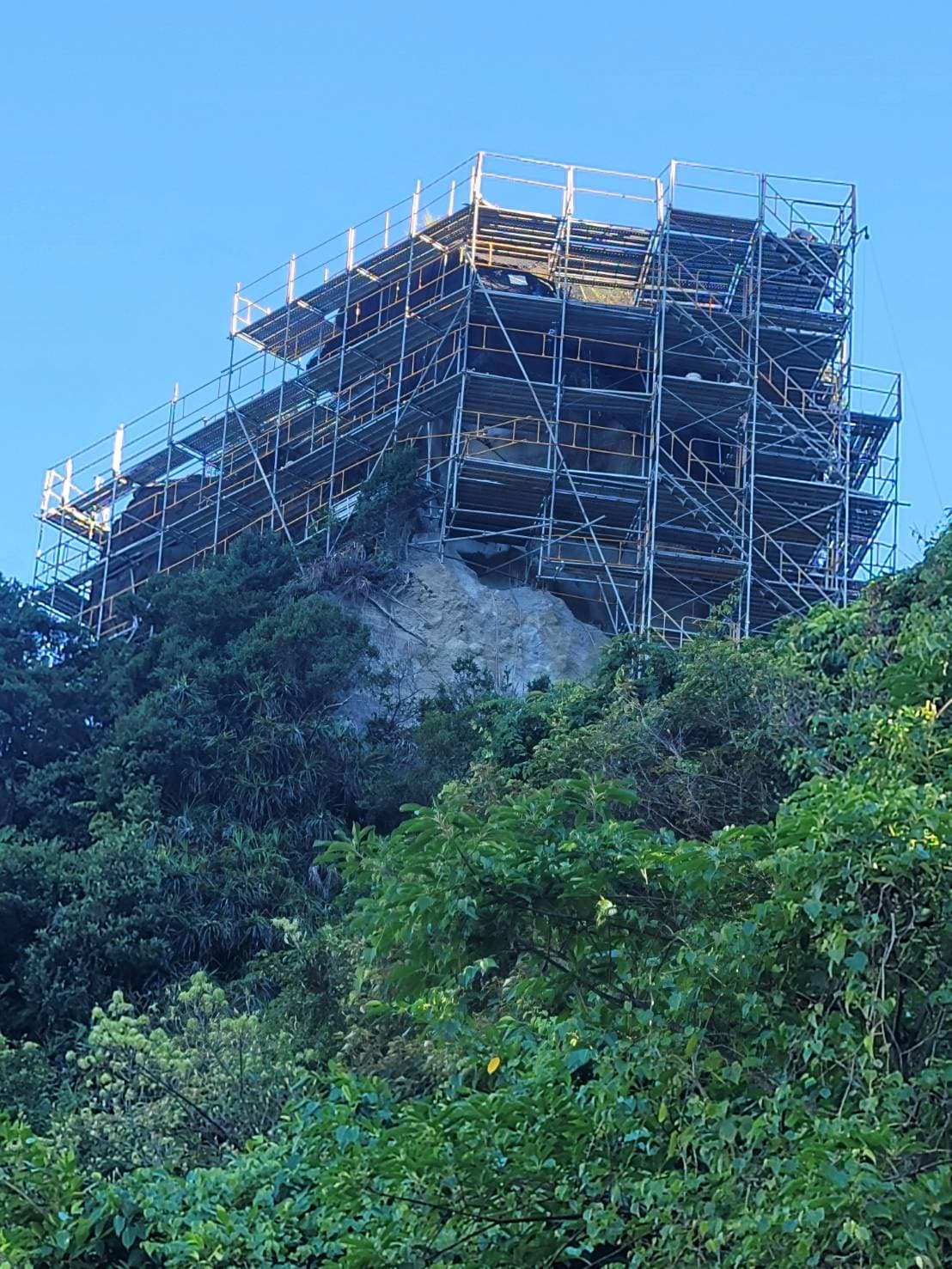 七堵區邊坡維護鷹架結構細節，柏凱鷹架針對山區高低落差地形，建構出穩固的多層階梯式作業空間。