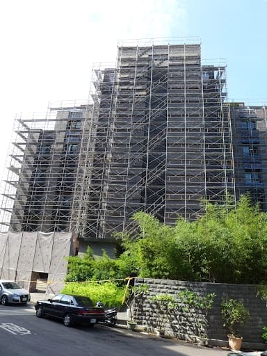 中山北路精品大樓新建案營造工程專用的重型外牆防護鷹架搭設照